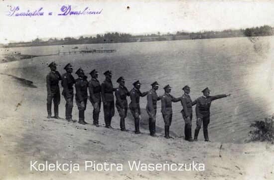 Grupa żołnierzy KOP nad brzegiem rzeki
