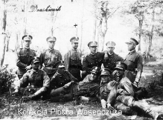 Grupa żołnierzy KOP w lesie