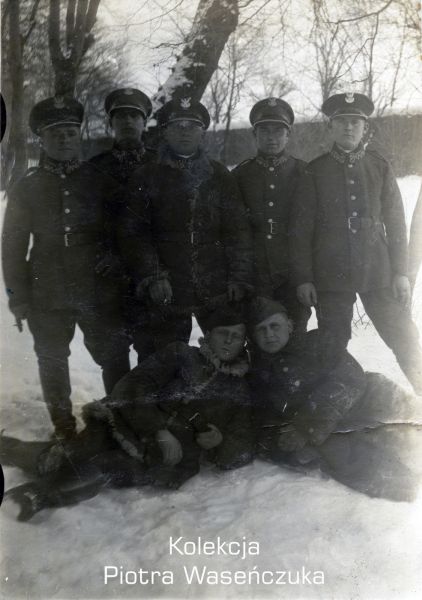 Grupa żołnierzy KOP zimą