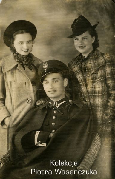 Żołnierz KOP z dwoma kobietami