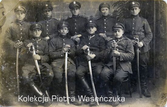 Portret grupowy żołnierzy KOP z szablami