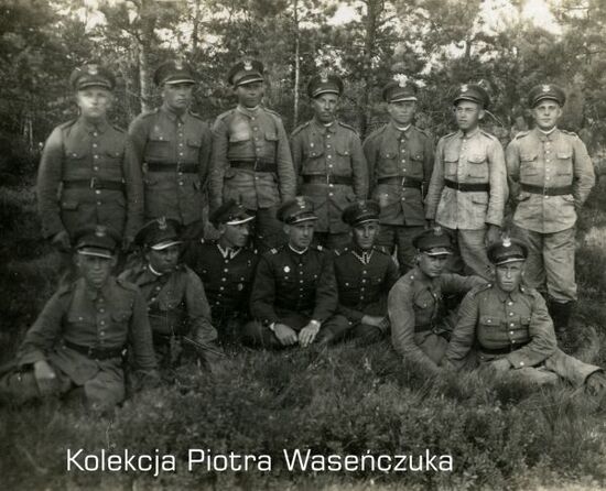 Portret grupowy żołnierzy KOP w lesie
