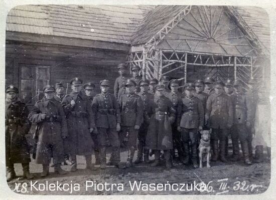 Grupa żołnierzy KOP przed budynkiem, 26 marca 1932 r.