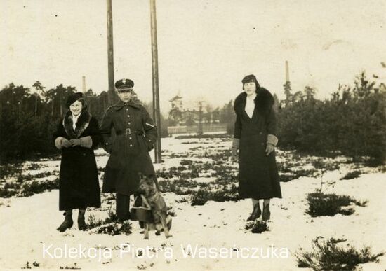Żołnierz KOP z dwoma kobietami i psem zimą