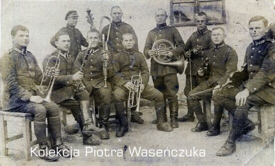 Żołnierze KOP z instrumentami muzycznymi