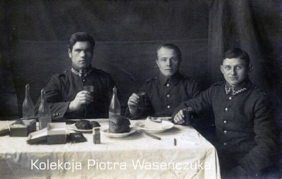 Trzech żołnierzy KOP podczas posiłku