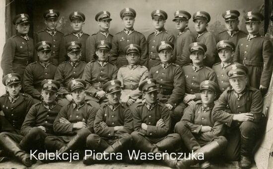 Grupa słuchaczy szkoły podoficerskiej kompanii szkolnej batalionu Wołożyn