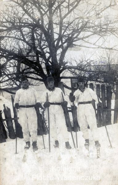 Trzech żołnierzy KOP na nartach.