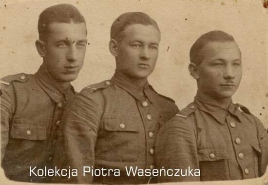 Zdjęcie portretowe trzech żołnierzy KOP.