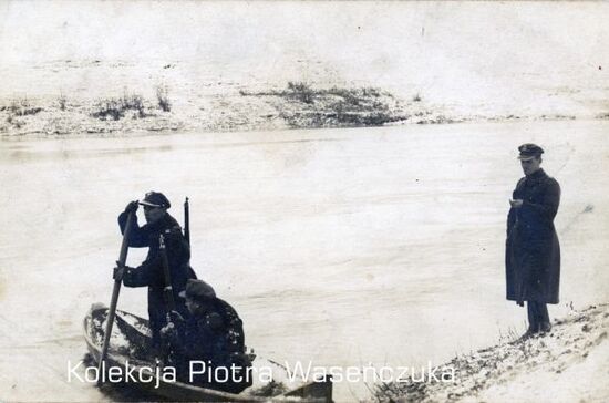 Żołnierze KOP w łódce na rzece.