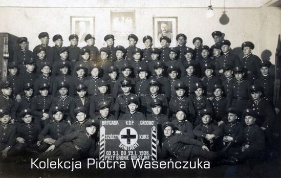Portret grupowy żołnierzy Brygady KOP Grodno, uczestników szóstego kursu sanitarnego przy Batalionie KOP &quot;Sejny&quot;, 1938 r.