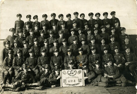 Zdjęcie grupowe uczestników II Kursu Plutonu Sanitarnego Batalionu Czortków, 1936 r.