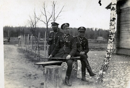 Trzech nieznanych żołnierzy Korpusu Ochrony Pogranicza w pobliżu strażnicy KOP.